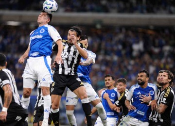 Cruzeiro e Atlético fizeram um clássico equilibrado na última vez que se enfrentaram, pelo turno do Campeonato Brasileiro -  (crédito: Alexandre Guzanshe/EM/D.A. Press)