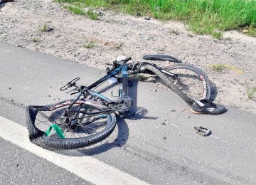 O cliclista estava na bicicleta com a filha e colidiram com uma placa de publicidade colocada na via de forma irregular. Devido ao forte impacto, o homem faleceu e a filha ficou ferida -  (crédito: TJMG/ Reprodução)