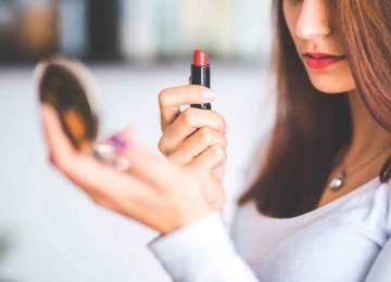 Batom aplicado corretamente pode substituir o preenchimento labial -  (crédito: Pixabay/reprodução)