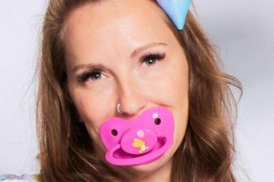 As chamadas 'chupetas adultas', feitas de silicone ou borracha, estão sendo vendidas por valores que variam de R$ 8 a R$ 350, dependendo do modelo -  (crédito: Reprodução/Pacifier Addict)