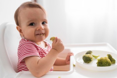 Comer com as mãos ajuda o bebê a desenvolver coordenação motora e autonomia -  (crédito: Freepik)