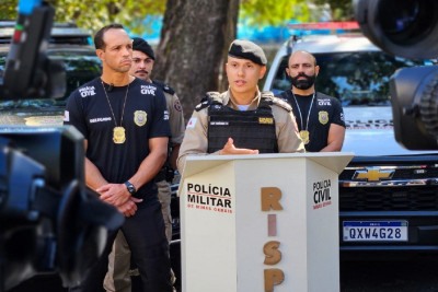 O delegado Álvaro Hertas e o porta-voz da PM Rafael Veríssimo apresentaram os números da Operação Integrare -  (crédito: PMMG)