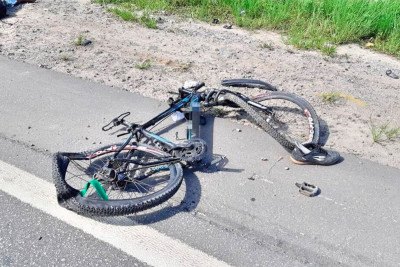 O cliclista estava na bicicleta com a filha e colidiram com uma placa de publicidade colocada na via de forma irregular. Devido ao forte impacto, o homem faleceu e a filha ficou ferida -  (crédito: TJMG/ Reprodução)