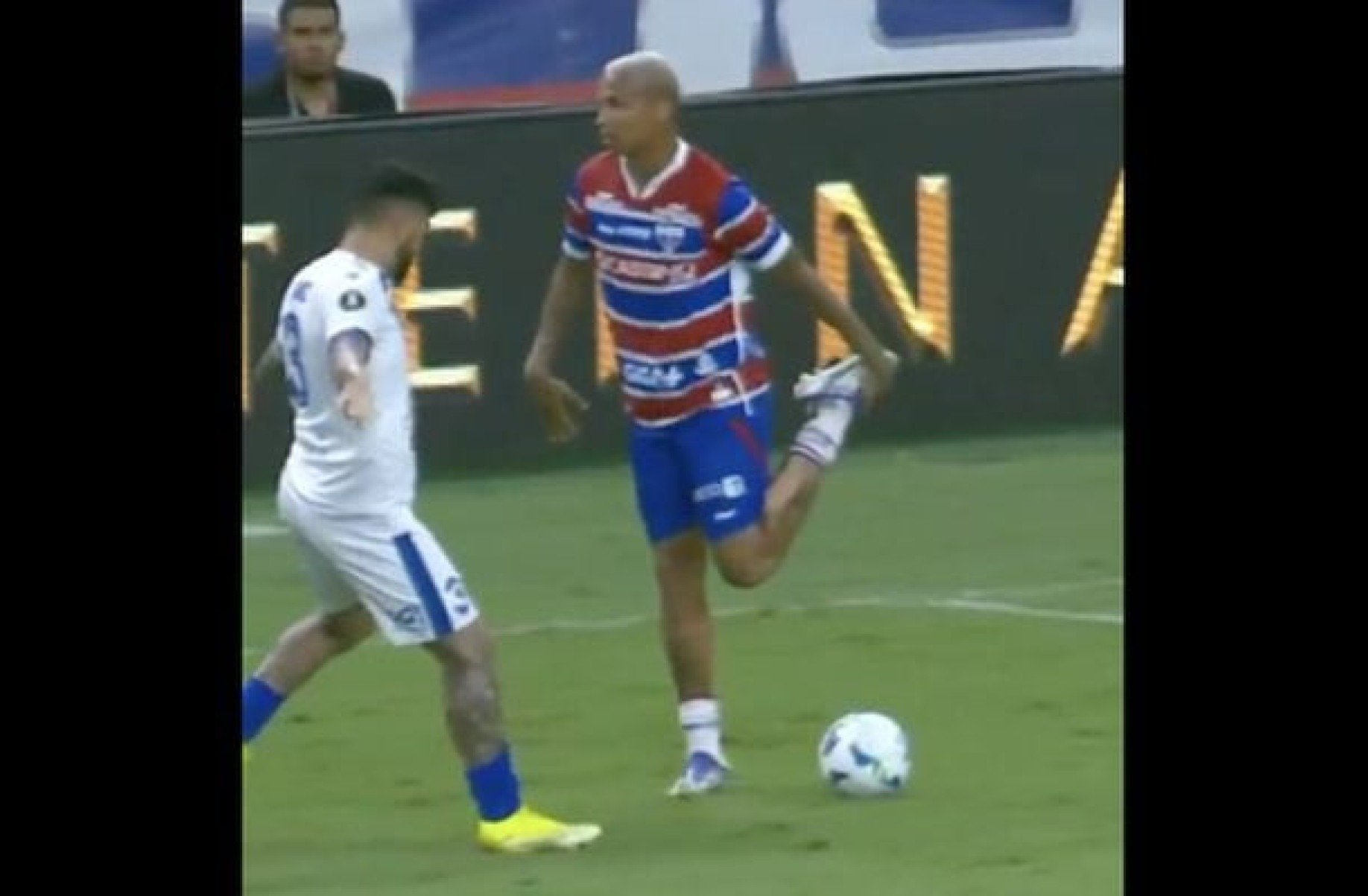 Torcida do Fortaleza se irrita com Deyverson: ‘Palhaço’