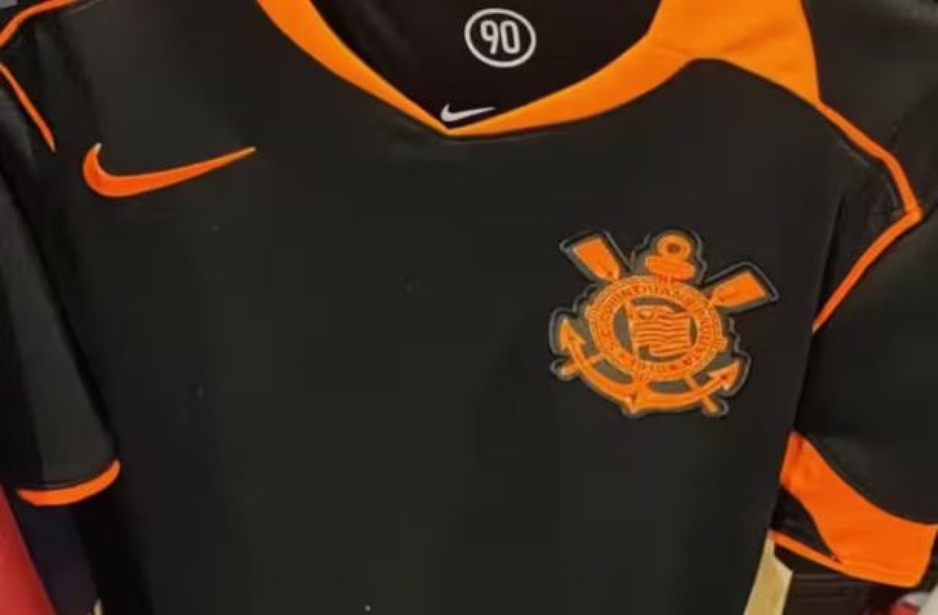 Vazam fotos de suposto terceiro uniforme do Corinthians