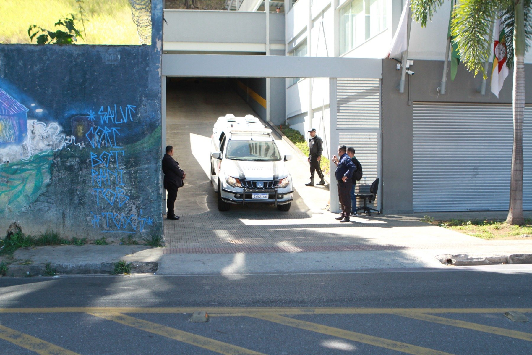 Registro do momento no qual suspeito de matar gari deixa audiência de custódia em viatura nesta quarta-feira (13/8)