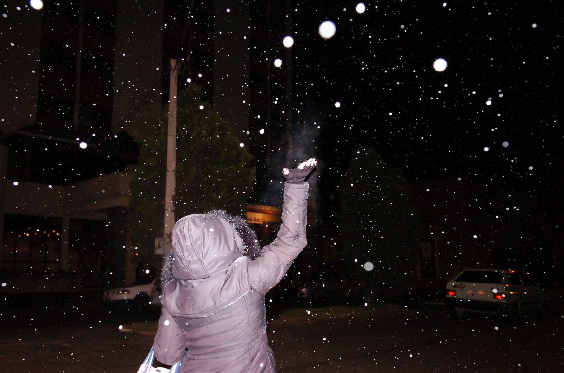  Moradores de Sao Joaquim viram a neve cair por cerca de 20 minutos na noite desta terca- feira. O fenomeno começou fraco as 21h10. Ha relatos de que tambem nevou na Serra do Rio Rastro, mas sem confirmacao oficial. Segundo informacoes do Centro de Informacoes de Recursos Ambientais e de Hidrometeorologia de SC (Ciram), o registro mais recente de neve nessa epoca aconteceu no inicio de setembro de 2008, em Sao Joaquim. -Vani Boza/Diario Catarinense 