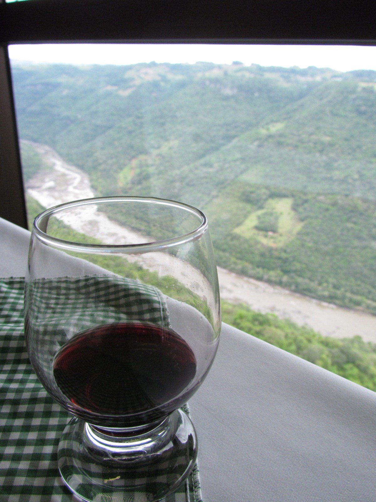 Restaurante Panoramico Belvedere Sondano, no topo de penhasco com mais de 400 metros de altura.  Localiza-se no vale banhado pelo Rio das Antas, em Flores da Cunha (RS)
      - Shirley Pacelli/EM/D.A.Press