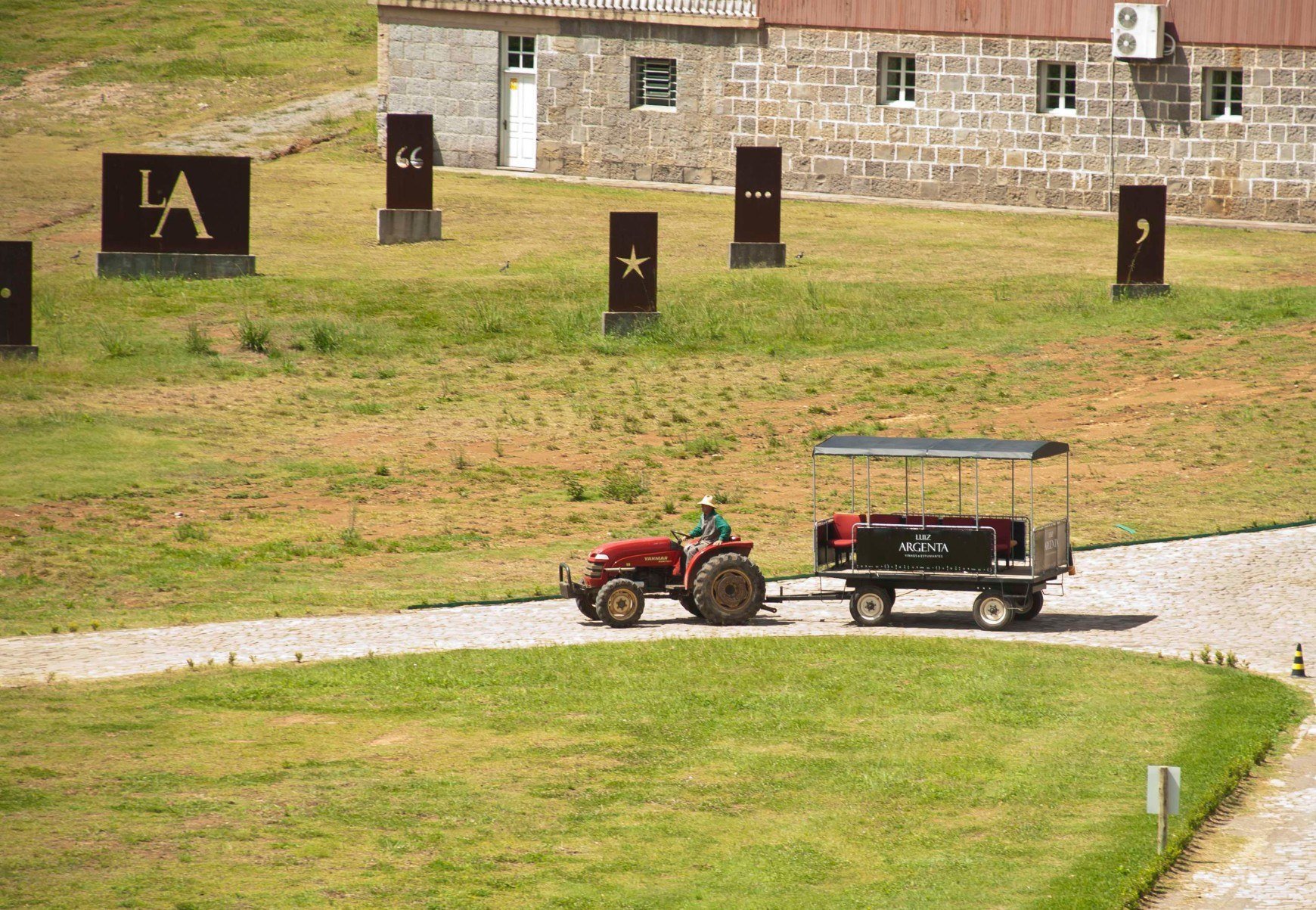  Simbolos da linha de vinhos da Vinicola Luiz Argenta, em Flores da Cunha, Altos Montes (RS). Na foto, carrinho que leva visitantes
      - Luiz Argenta/Divulgacao -