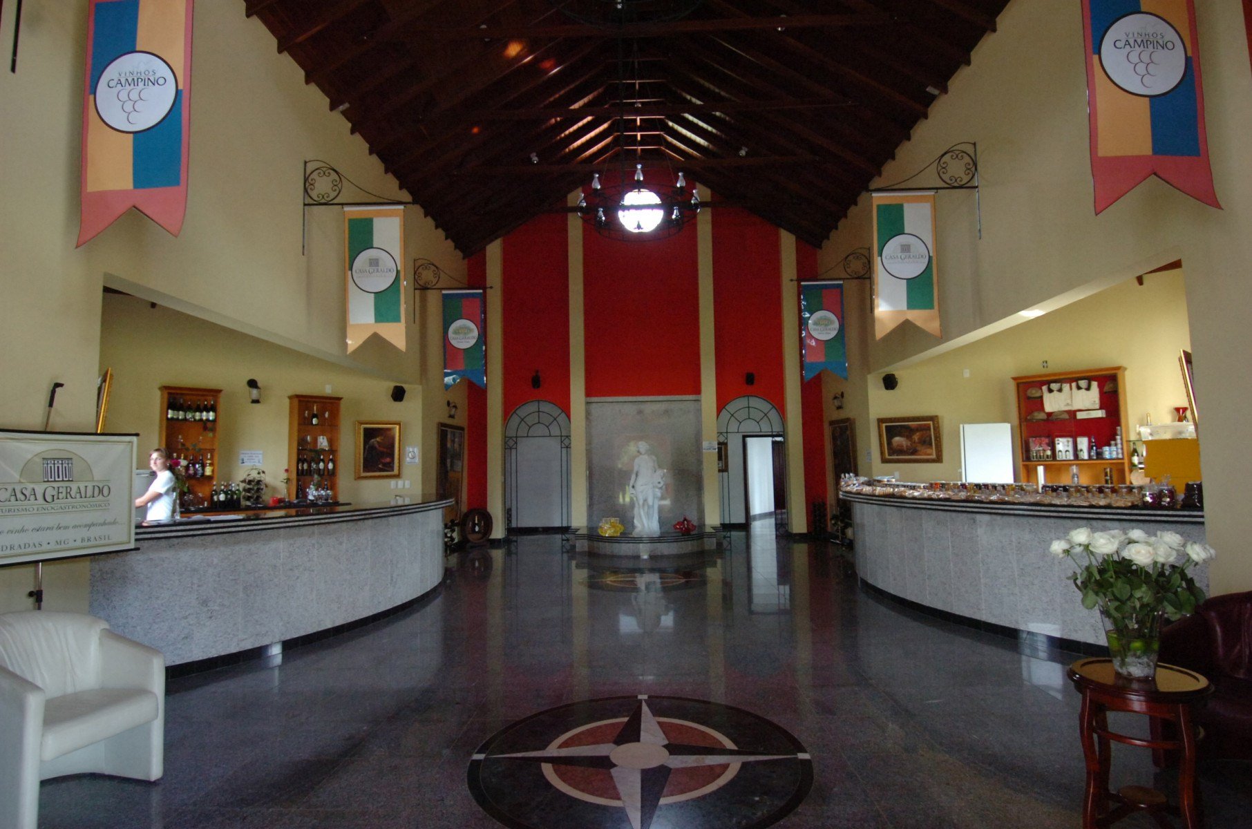 Galpao da vinicola Vinhos Campino, em Andradas. Sao Sebastiao do Jaguari, depois Vila do Caracol, sao os nomes antigos do atual municipio de Andradas, que se iniciou com a chegada na regiao de Felipe Mendes do Prado e Antonio Rabelo de Carvalho. Sua historia tem inicio com a chegada no territorio dos senhores de escravos Felipe Mendes do Prado e Antanio Rabelo de Carvalho. O povoado de Sao Sebastião do Jaguari, que ali se desenvolveu, foi elevado a vila em 1888. A Vila do Caracol, como era denominada, tornou-se cidade em 1925. Conhecida como Terra do Vinho, Andradas constitui-se na zona vinicola mais importante do Estado. O cultivo da uva e uma herança de imigrantes do norte da Italia, que se radicaram no municipio no final do seculo passado, atraidos pelo clima e topografia favoraveis.A cultura do vinho expressa-se desde 1954, com a tradicional Festa do Vinho - realizada anualmente no mes de julho -, considerada um dos maiores acontecimentos turisticos do Sul de Minas. 
      - Renato Weil 
