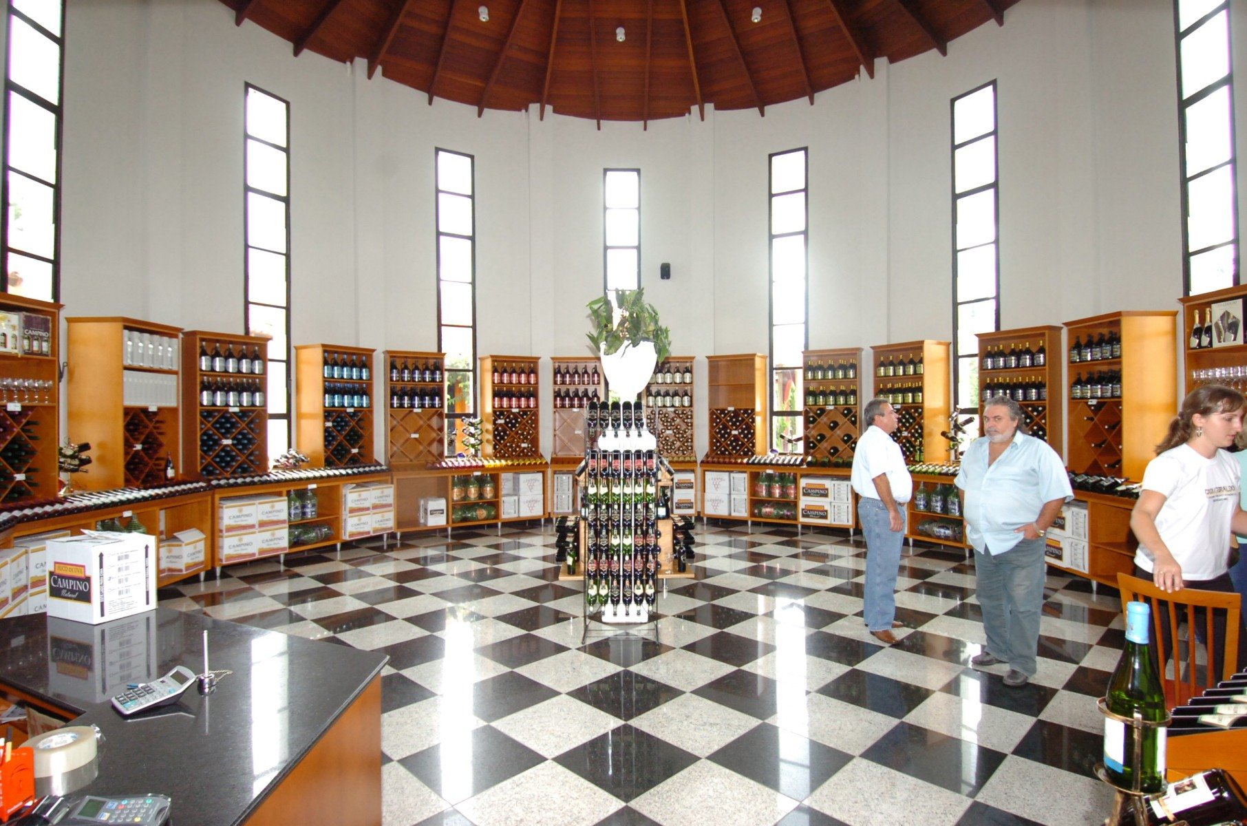 Galpao da vinicola Casa Geraldo que produz os Vinhos Campino, em Andradas (MG). Sao Sebastiao do Jaguari, depois Vila do Caracol, sao os nomes antigos do atual municipio de Andradas, que se iniciou com a chegada na regiao de Felipe Mendes do Prado e Antonio Rabelo de Carvalho. Sua historia tem inicio com a chegada no territorio dos senhores de escravos Felipe Mendes do Prado e Antanio Rabelo de Carvalho. O povoado de Sao Sebastião do Jaguari, que ali se desenvolveu, foi elevado a vila em 1888. A Vila do Caracol, como era denominada, tornou-se cidade em 1925. Conhecida como Terra do Vinho, Andradas constitui-se na zona vinicola mais importante do Estado. O cultivo da uva e uma herança de imigrantes do norte da Italia, que se radicaram no municipio no final do seculo passado, atraidos pelo clima e topografia favoraveis.A cultura do vinho expressa-se desde 1954, com a tradicional Festa do Vinho - realizada anualmente no mes de julho -, considerada um dos maiores acontecimentos turisticos do Sul de Minas. 
      - Renato Weil 