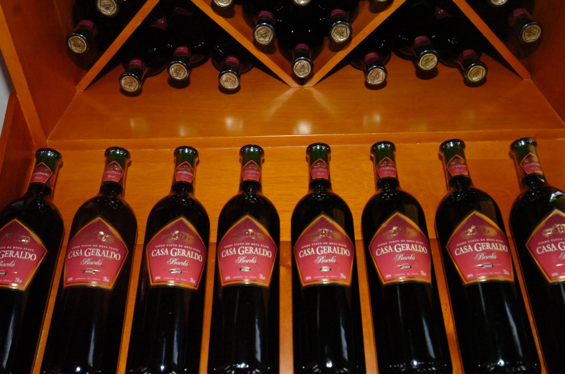 Garrafas de bebidas (vinho) da Vinicola Casa Geraldo que produz os Vinhos Campino e Casa Geraldo, em Andradas (MG). Sao Sebastiao do Jaguari, depois Vila do Caracol, sao os nomes antigos do atual municipio de Andradas, que se iniciou com a chegada na regiao de Felipe Mendes do Prado e Antonio Rabelo de Carvalho. Sua historia tem inicio com a chegada no territorio dos senhores de escravos Felipe Mendes do Prado e Antanio Rabelo de Carvalho. O povoado de Sao Sebastião do Jaguari, que ali se desenvolveu, foi elevado a vila em 1888. A Vila do Caracol, como era denominada, tornou-se cidade em 1925. Conhecida como Terra do Vinho, Andradas constitui-se na zona vinicola mais importante do Estado. O cultivo da uva e uma herança de imigrantes do norte da Italia, que se radicaram no municipio no final do seculo passado, atraidos pelo clima e topografia favoraveis.A cultura do vinho expressa-se desde 1954, com a tradicional Festa do Vinho - realizada anualmente no mes de julho -, considerada um dos maiores acontecimentos turisticos do Sul de Minas. 
      - Renato Weil 