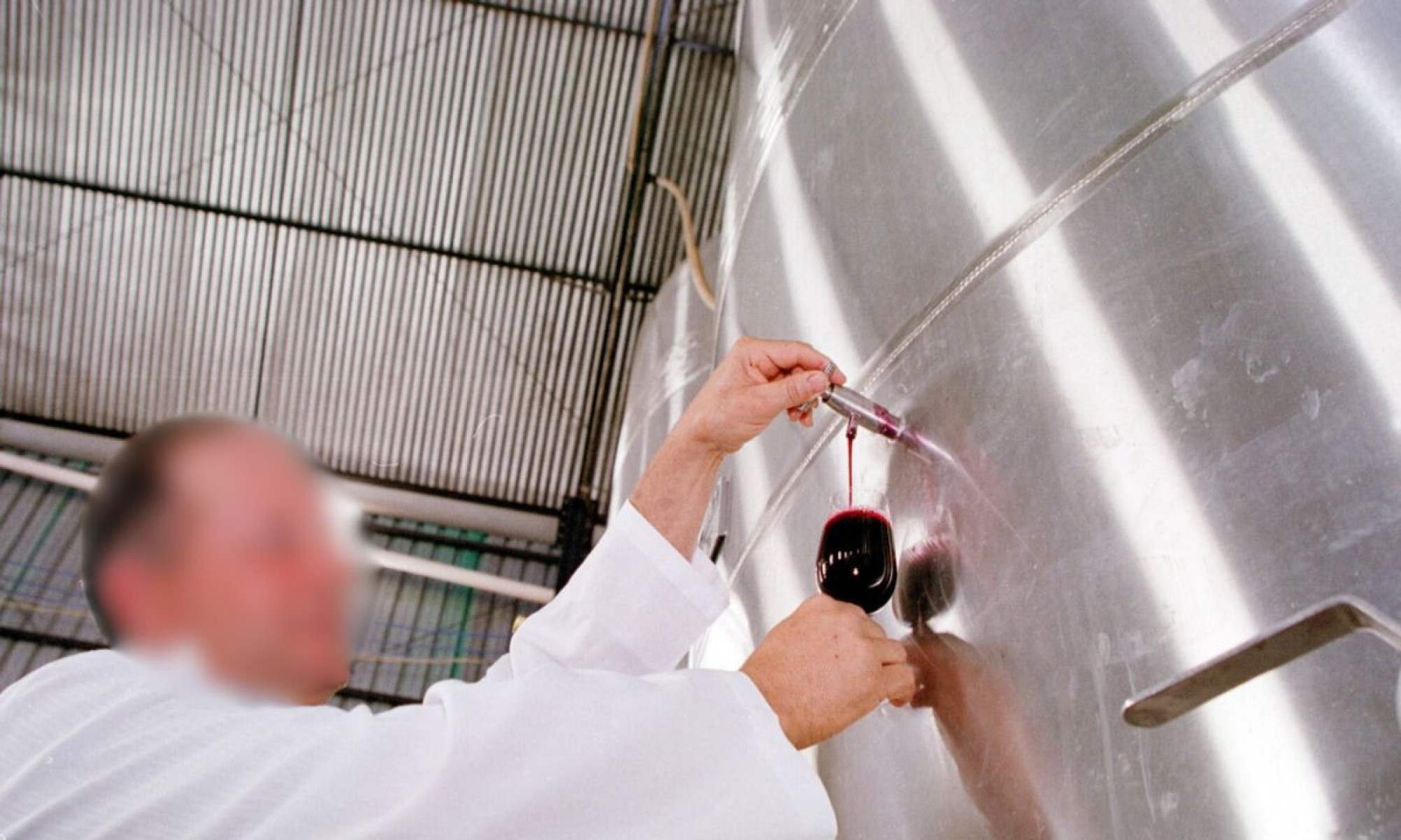 Luis Carlos Marcon retira vinho de um dos toneis de inox para fermentacao do Vinhos Campino, na Fazenda Sao Geraldo, em Andradas-MG- Foto Cristina Horta/Estado de Minas