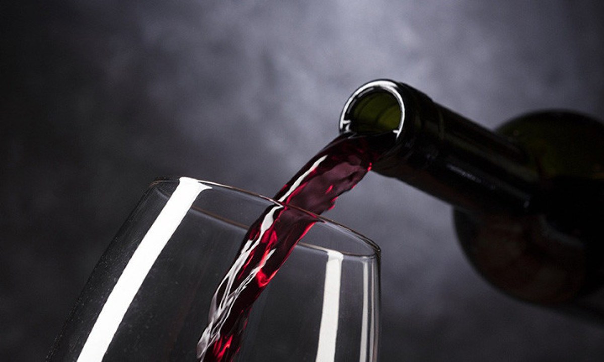 Não exagere no consumo de bebida alcoólica. Em vez de causar relaxamento (como muitos pregam), o álcool deixa as cordas vocais amortecidas e a pessoa não consegue controlar o esforço necessário para a fala e pode acabar forçando a barra. - (crédito: pixabay) Não exagere no consumo de bebida alcoólica. Em vez de causar relaxamento (como muitos pregam), o álcool deixa as cordas vocais amortecidas e a pessoa não consegue controlar o esforço necessário para a fala e pode acabar forçando a barra. - (crédito: pixabay)