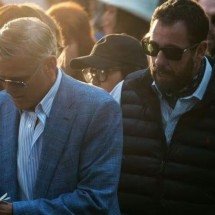 Clooney exalta o talento dramático de Adam Sandler: ‘Não é um comediante bobalhão’ - Reprodução/Netlix