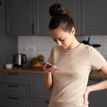 Inclinar a cabeça para usar o celular pode gerar uma carga de até 27 kg - FreePik