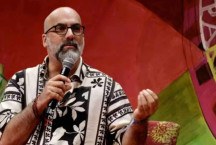 Valter Hugo M&#227;e volta ao Brasil para s&#233;rie de festivais e encontros com leitores