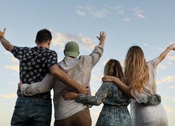 Viver sem amigos é algo quase impossível, pois é por meio deles que exercitamos a ética, conhecemos limites, vemos a nós mesmos e reconhecemos o bem -  (crédito: freepik)