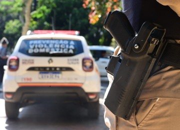 Operação da PM contra violência doméstica na praça Hugo Werneck, no bairro Santa Efigênia, em BH -  (crédito: Leandro Couri/EM/DA Press)