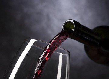 Não exagere no consumo de bebida alcoólica. Em vez de causar relaxamento (como muitos  pregam), o álcool deixa as cordas vocais amortecidas e a pessoa não consegue controlar o esforço necessário para a fala e pode acabar forçando a barra.  -  (crédito: pixabay)