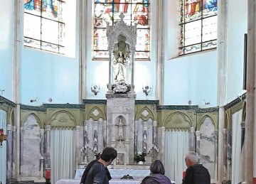 Fiéis observam o relicário com restos mortais de São Pio Mártir (acima), soldado romano supliciado por professar a fé cristã, que repousa sob o altar da Igreja Nossa Senhora Mãe dos Homens -  (crédito: GUSTAVO WERNECK/EM/D.A PRESS)