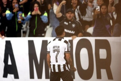 O Botafogo recebeu a LDU, nesta quinta-feira, 14/8, pelo Brasileirão. Veja como o Jogada10 avaliou a performance do Glorioso, que venceu por 1 a 0. Foto: Vitor Silva  -  (crédito: Vitor Silva/Botafogo)