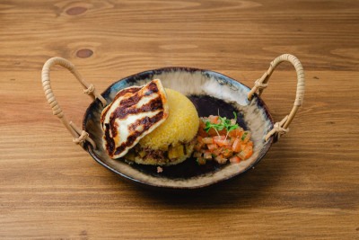 Cuscuz com queijo coalho, carne seca e banana do Bendito Pão de queijo, em Lisboa -  (crédito: Bendito Pão de Queijo/Divulgação)