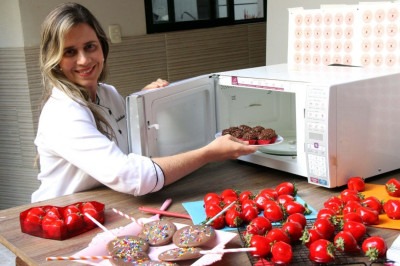 Na Docinhos da Cris, Cristiana Couto Miguel faz os quitutes no micro-ondas -  (crédito: Jair Amaral/EM/D.A Press)