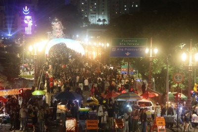 Edição 2025 da Festa da Luz reuniu multidão no viaduto Santa Tereza -  (crédito: Marcos Vieira/EM/D.A.Press)