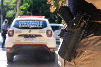 Operação da PM contra violência doméstica na praça Hugo Werneck, no bairro Santa Efigênia, em BH -  (crédito: Leandro Couri/EM/DA Press)