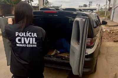 Momento da prisão do jovem de 18 anos que produz e armazena vídeos de conteúdo pornográfico infantil -  (crédito: PCMG)