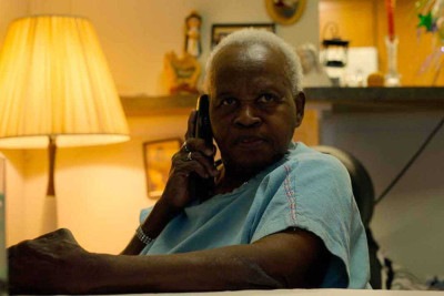 Doente, Hilda Rosa dos Santos trabalhou por décadas nos EUA, sem dinheiro e documentos
 -  (crédito: Prime Video/reprodução)