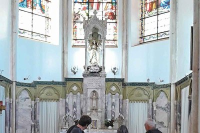Fiéis observam o relicário com restos mortais de São Pio Mártir (acima), soldado romano supliciado por professar a fé cristã, que repousa sob o altar da Igreja Nossa Senhora Mãe dos Homens -  (crédito: GUSTAVO WERNECK/EM/D.A PRESS)