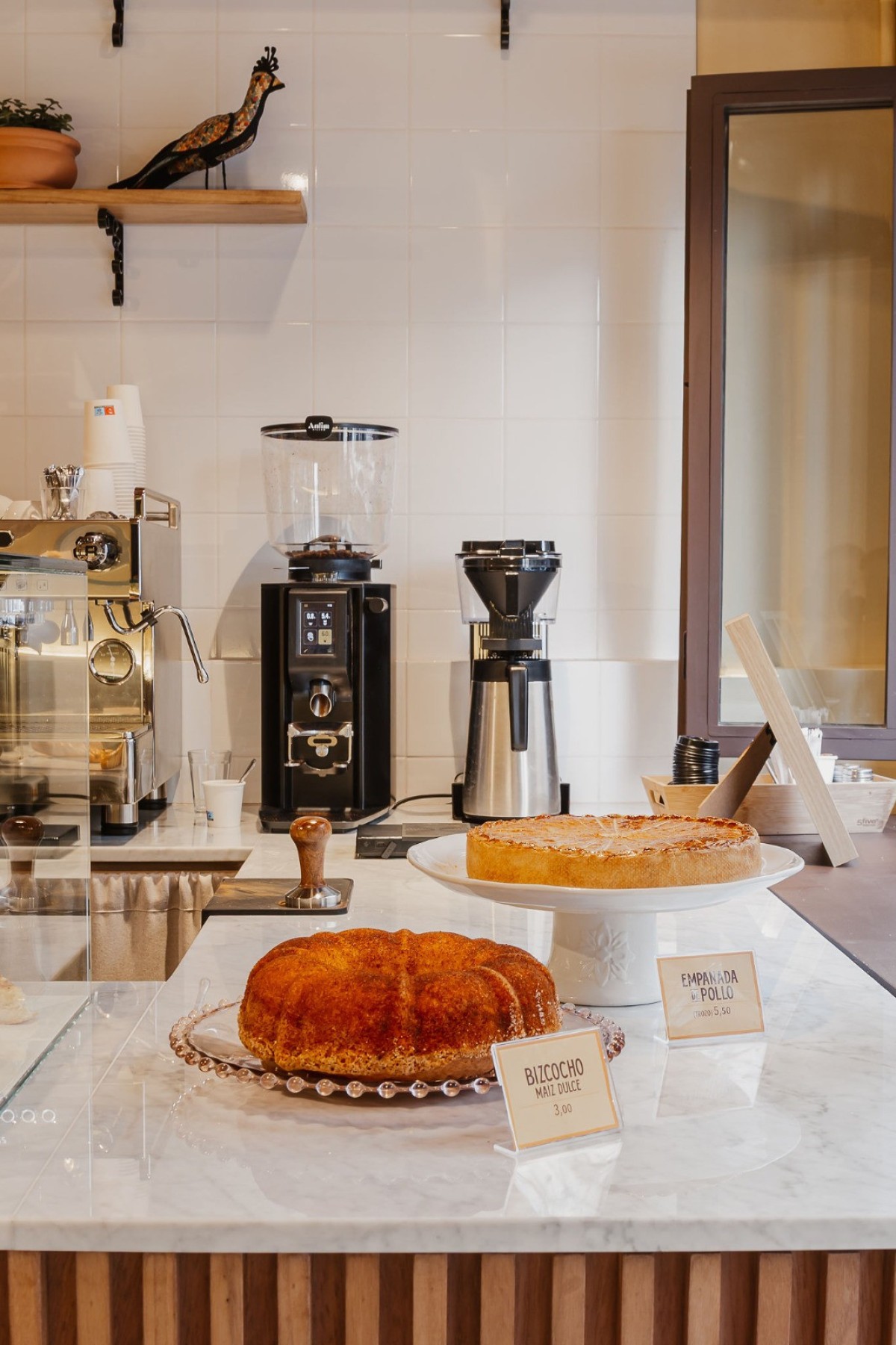 Bolo de milho e empadão de frango da Beagá Pão de Queijo, que fica em Barcelona