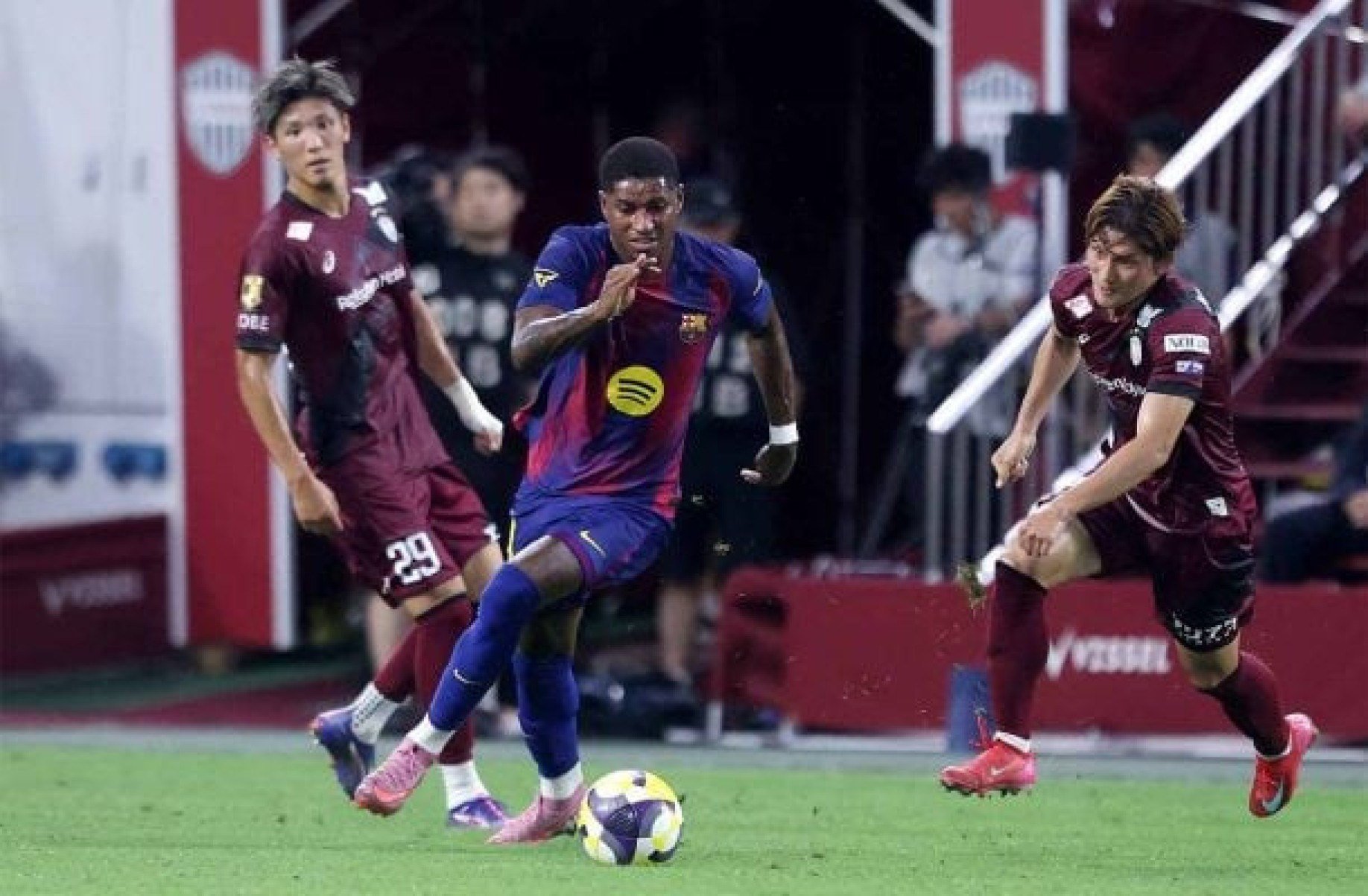 Diretoria do Barcelona cogita usar bens pessoais para inscrever reforços