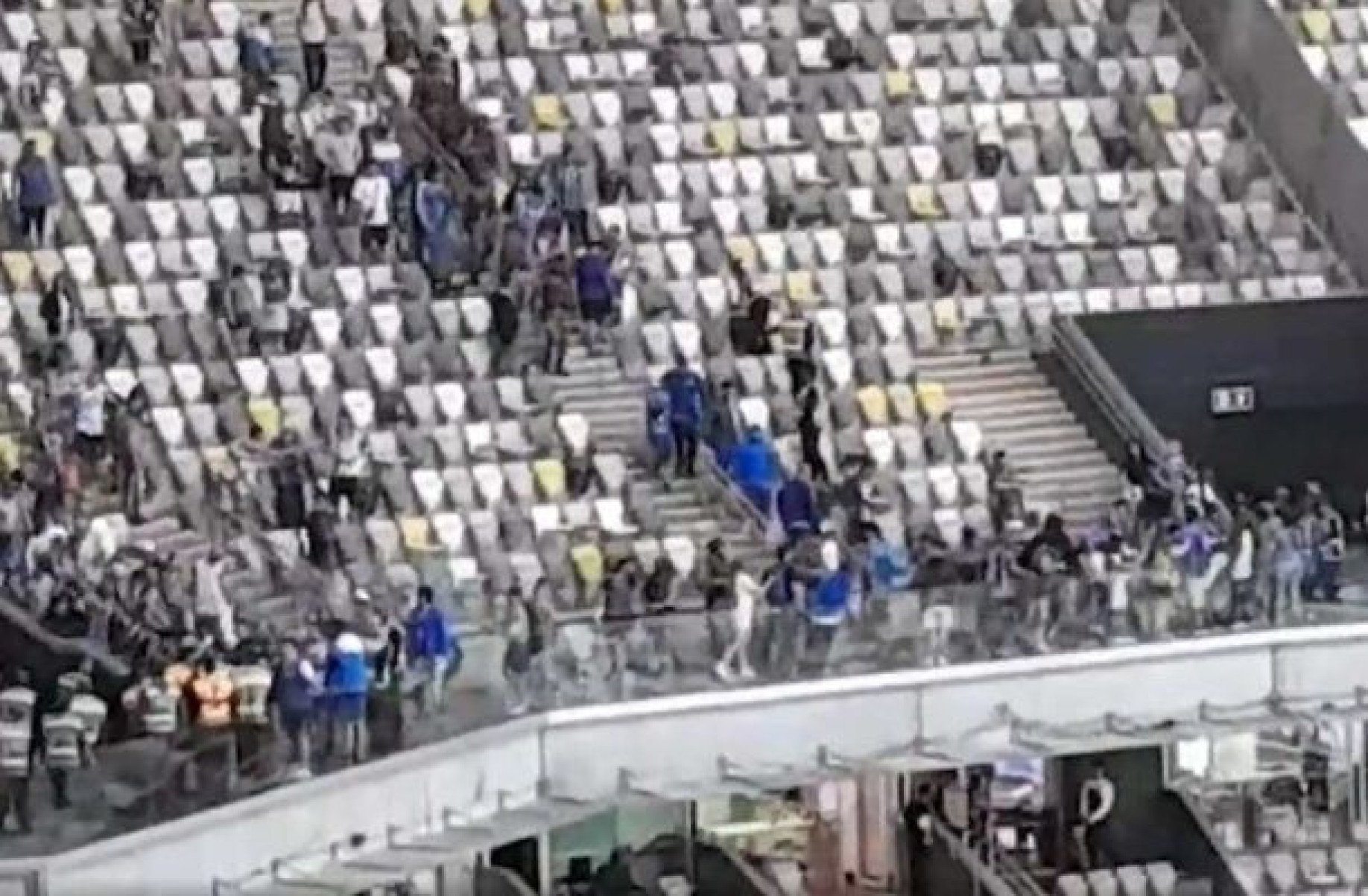 Torcedores do Godoy Cruz brigam com seguranças no fim do jogo contra o Atlético