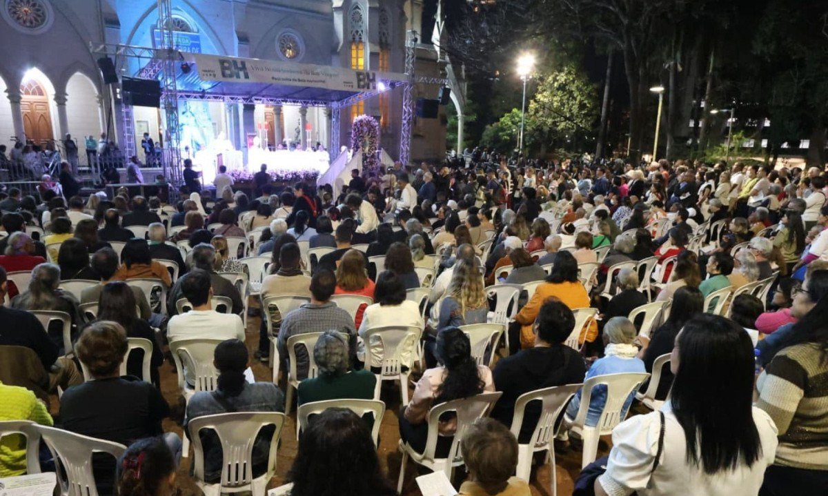 Fiéis aproveitam feriado municipal de Nossa Senhora da Boa Viagem para homenagear a santa em procissão pelo Centro de BH-Marcos Vieira/EM/D.A Press
