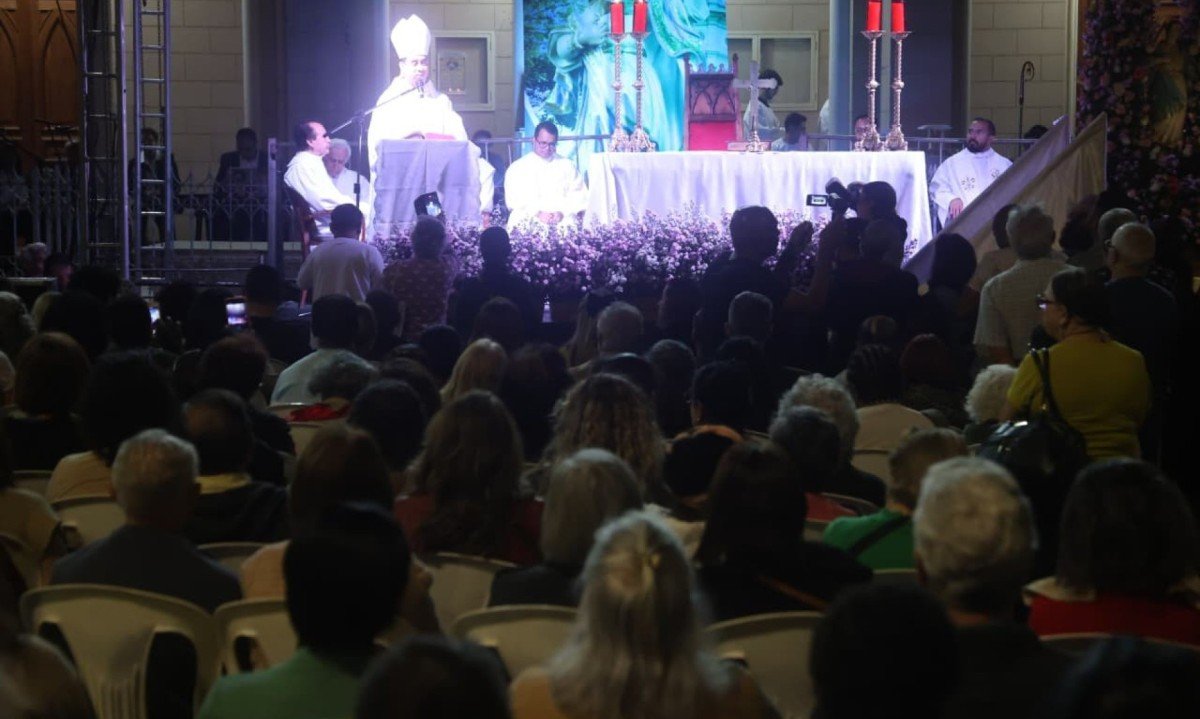 Fiéis aproveitam feriado municipal de Nossa Senhora da Boa Viagem para homenagear a santa em procissão pelo Centro de BH-Marcos Vieira/EM/D.A Press
