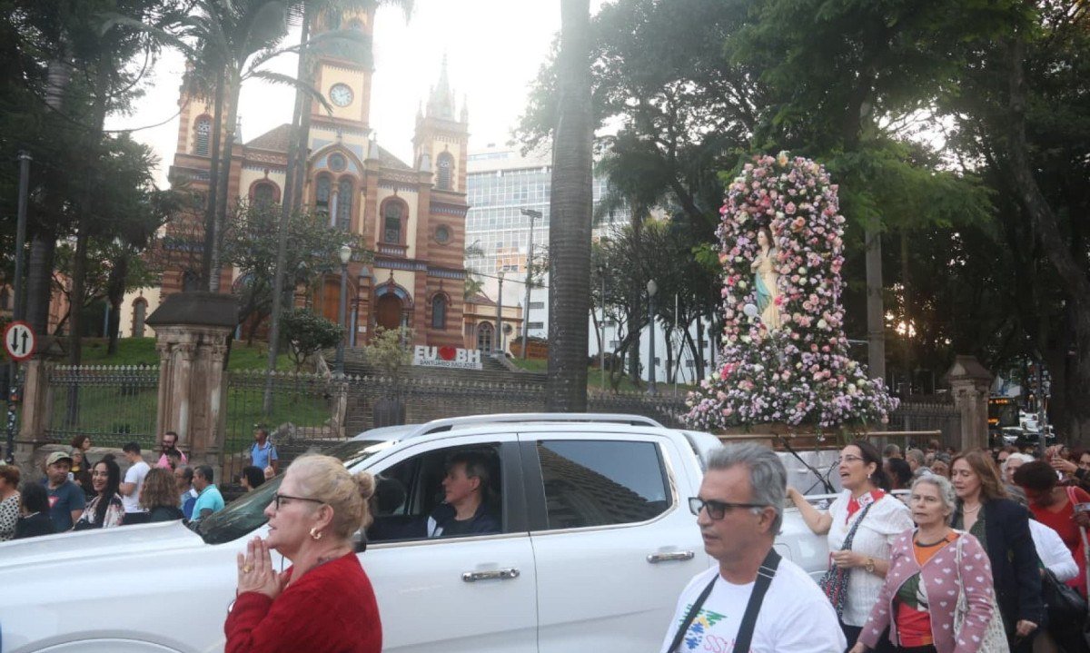 Fiéis aproveitam feriado municipal de Nossa Senhora da Boa Viagem para homenagear a santa em procissão pelo Centro de BH-Marcos Vieira/EM/D.A Press