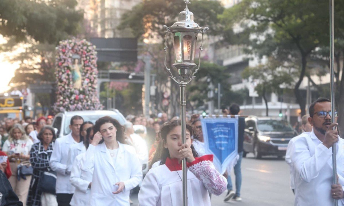 Fiéis aproveitam feriado municipal de Nossa Senhora da Boa Viagem para homenagear a santa em procissão pelo Centro de BH-Marcos Vieira/EM/D.A Press