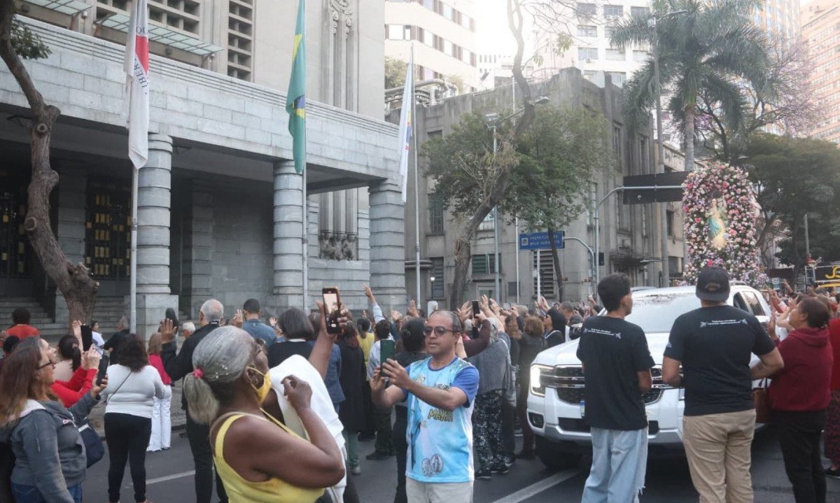 Fiéis aproveitam feriado municipal de Nossa Senhora da Boa Viagem para homenagear a santa em procissão pelo Centro de BH-Marcos Vieira/EM/D.A Press