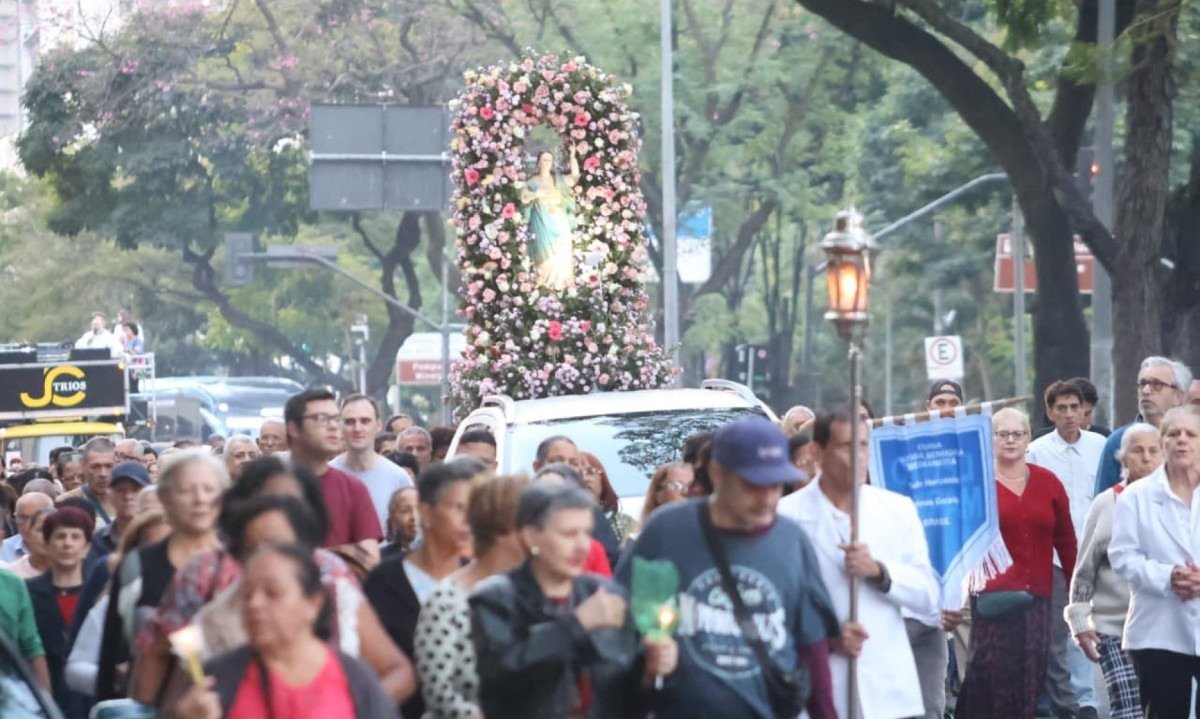 Fiéis aproveitam feriado municipal de Nossa Senhora da Boa Viagem para homenagear a santa em procissão pelo Centro de BH-Marcos Vieira/EM/D.A Press
