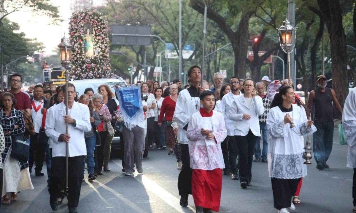 Fiéis aproveitam feriado municipal de Nossa Senhora da Boa Viagem para homenagear a santa em procissão pelo Centro de BH-Marcos Vieira/EM/D.A Press