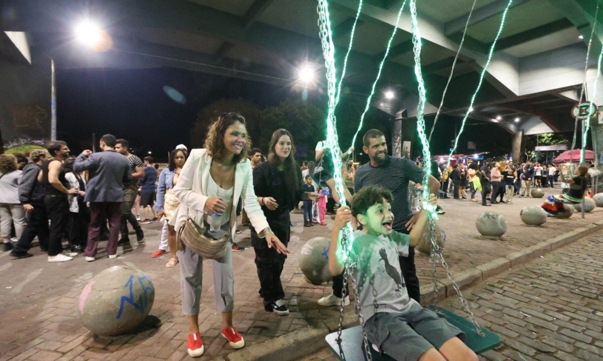 FAna Amelia Mansur com a filha Manuela Mansur. Ernesto Boaviagem observa Francisco Mansur no balanço