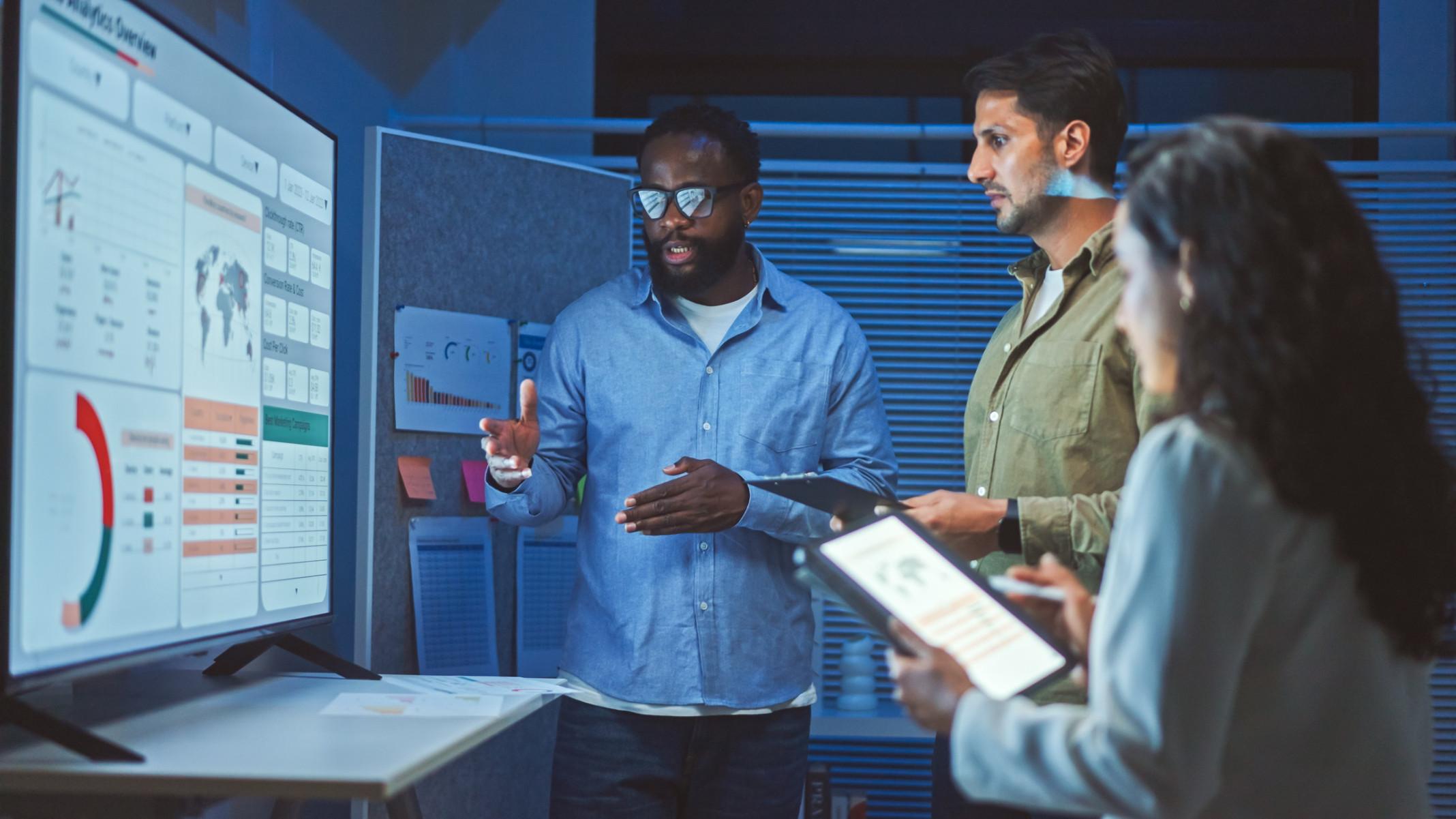 A team of multiethnic developers is meeting to review the data analysis of marketing from social media platforms.
       -  (crédito:  Getty Images)