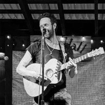Chris Martin, do Coldplay, faz show surpresa em bar - Redes sociais