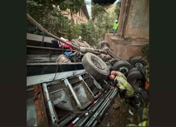 Caminhão caiu de ponte de 25 metros na BR-381, em Brumadinho,  na Grande BH, matando casal da Bahia -  (crédito: Corpo de Bombeiros/Divulgação)