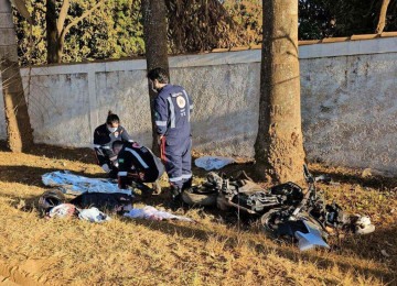 Motociclista se assusta com carreta, bate em muro e morre em Patos de Minas -  (crédito: Reprodução/Redes sociais)