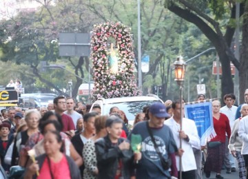 Fiéis aproveitam feriado municipal de Nossa Senhora da Boa Viagem para homenagear a santa em procissão pelo Centro de BH -  (crédito: Marcos Vieira/EM/D.A Press)