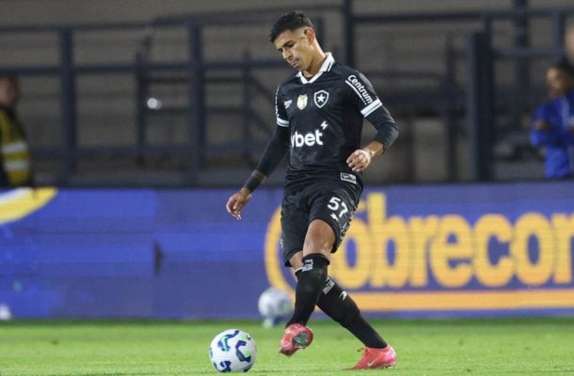 David Ricardo, do Botafogo, descarta atuar diante do Palmeiras: ‘Praticamente fora’